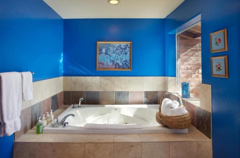 rental in Tucson for couples with hot tub in room 4