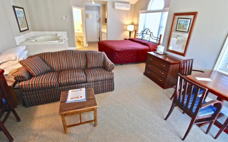 rentals in Door County with hot tub in room for couples 2