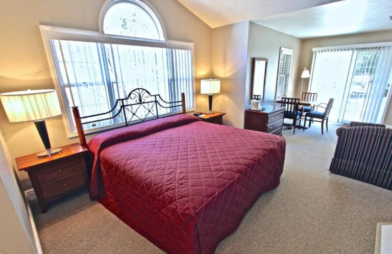 rentals in Door County with hot tub in room for couples 3