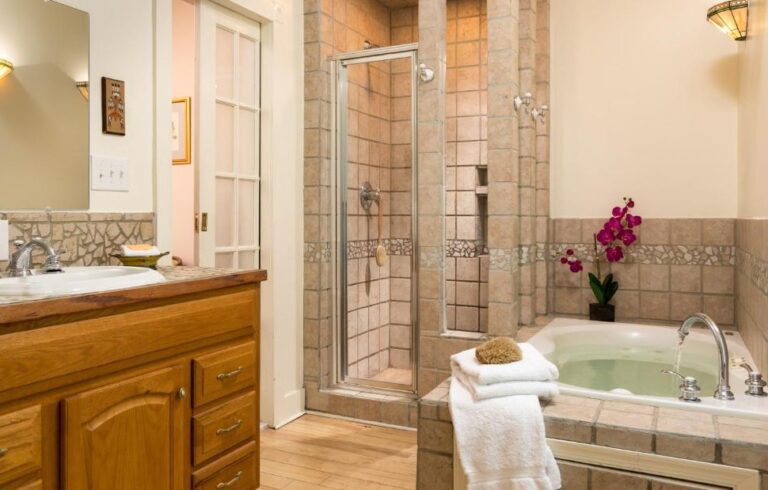 romantic accomodation in Pennsylvania with spa bath