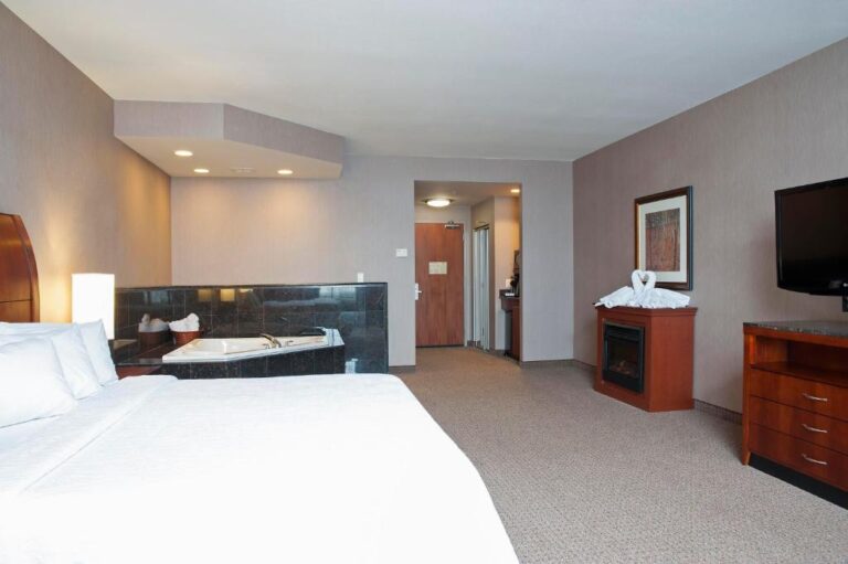 romantic hotels near Indianapolis with hot tub in room 3