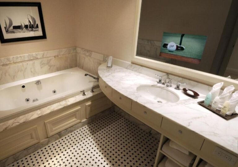 grand geneva resort and spa-jetted tub in room