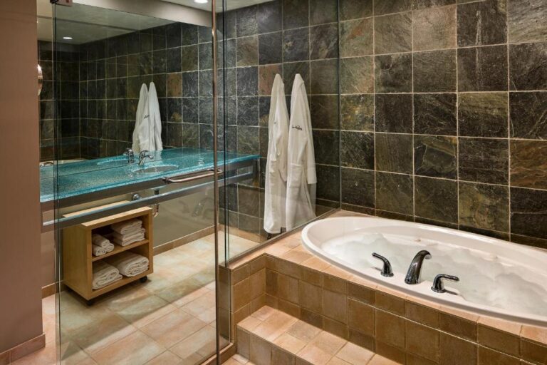 hotel for couples with hot tub in Winnipeg 2