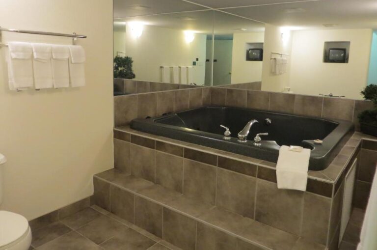hotels in Edmonton with Jacuzzi tub in room 3