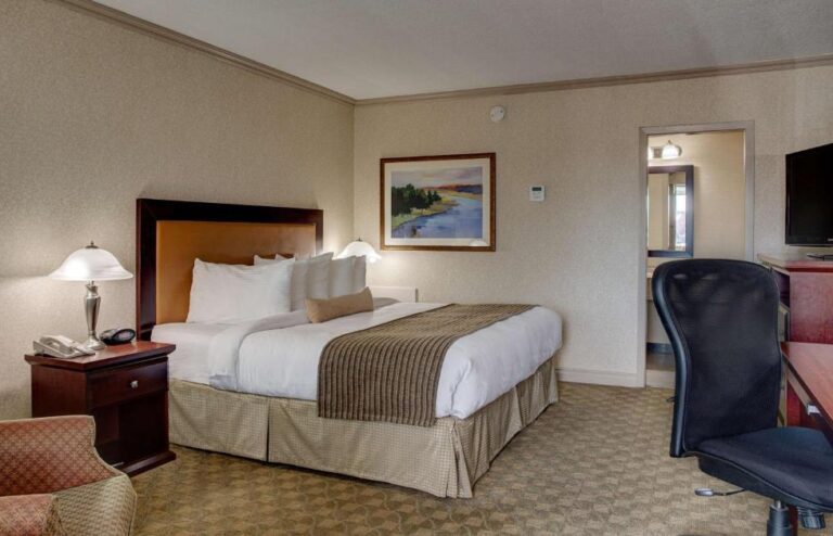 hotels in Edmonton with hot tub in room 2