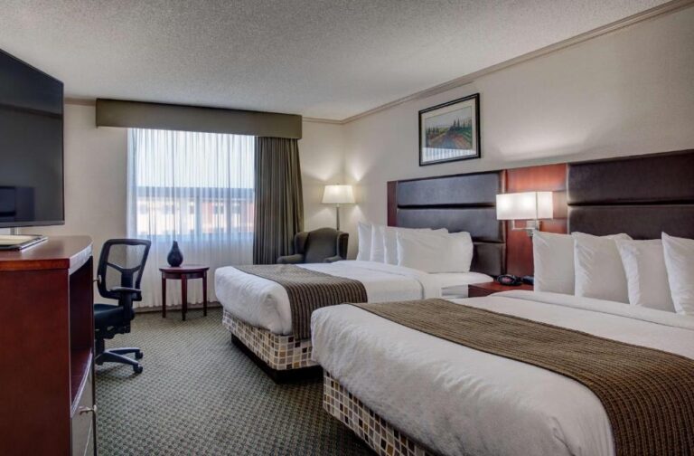 hotels in Edmonton with hot tub in room 3