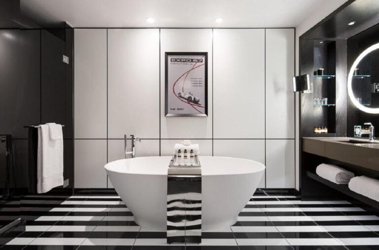 hotels in Montreal with hot tub for couples
