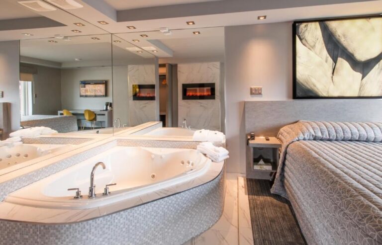 hotels in Montreal with hot tub in room for couples