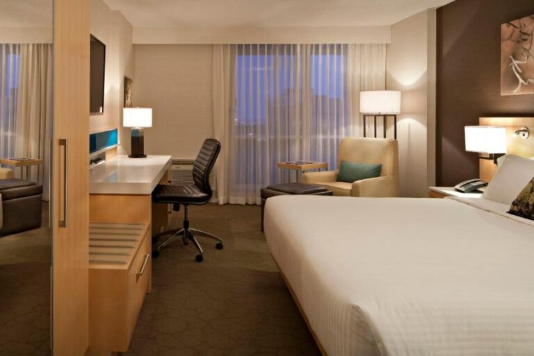 hotels in Winnipeg with hot tub in room