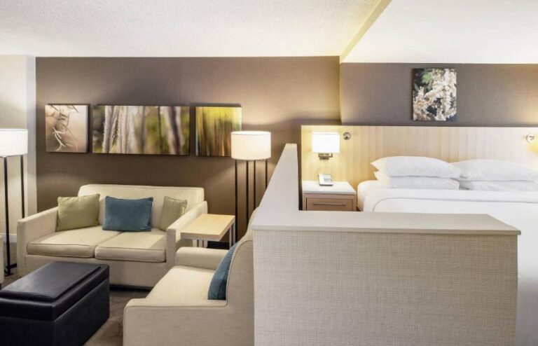 hotels in Winnipeg with hot tub in room 2