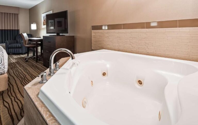 hotels with hot tub in Calgary 2