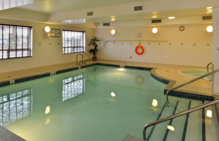 hotels with hot tub in room Edmonton 4