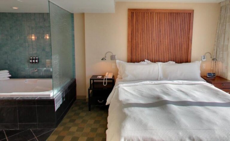 hotels with in room hot tubs in Vancouver
