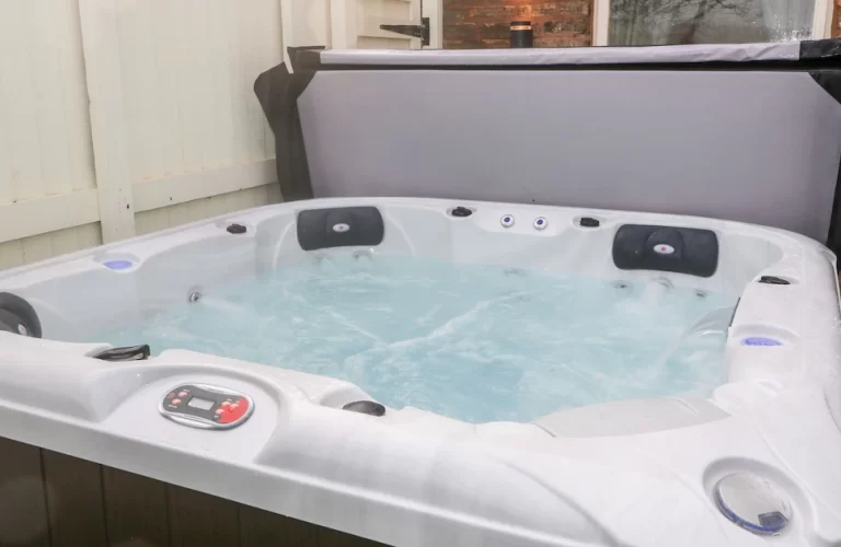 rental for couples near Manchester with hot tub in room 4