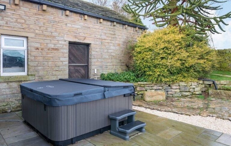 rental near Manchester with Jacuzzi tub 3