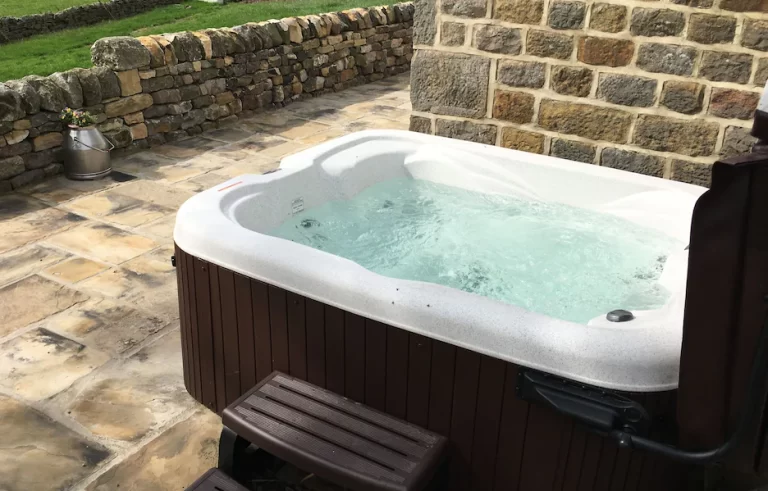 rentals near Leeds with hot tub