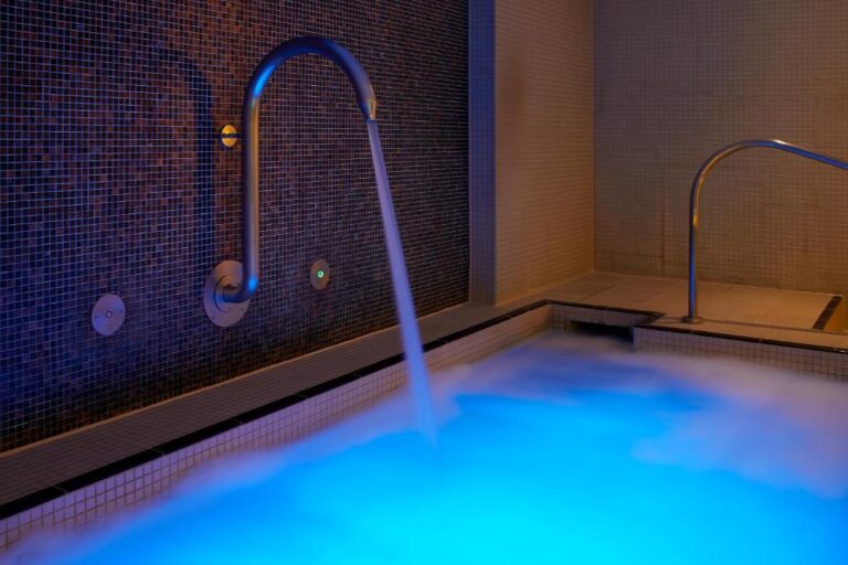 romantic accommodation with hot tub in room London 2