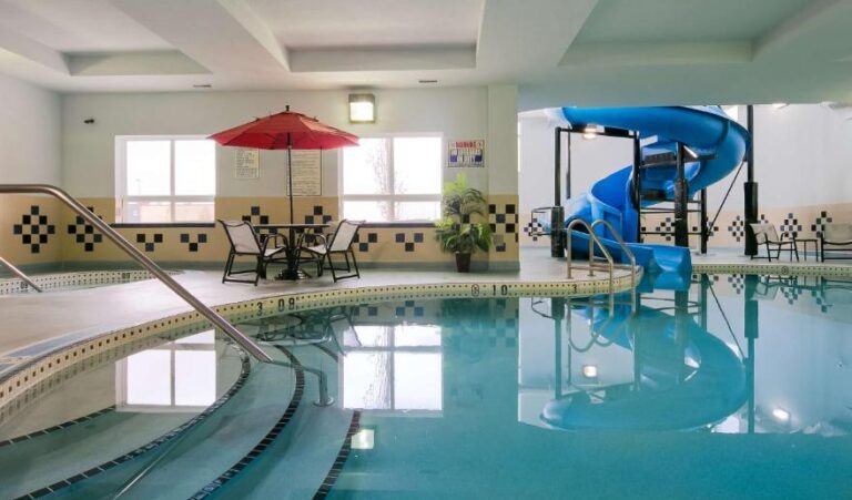 romantic hotel with hot tub suites in Calgary 3