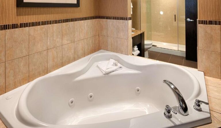 romantic hotel with hot tub suites in Calgary