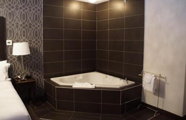 romantic hotels in Calgary with hot tub in room 3