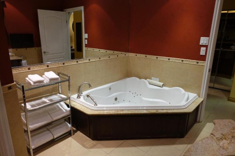 romantic hotels in Edmonton with spa bath in room 4