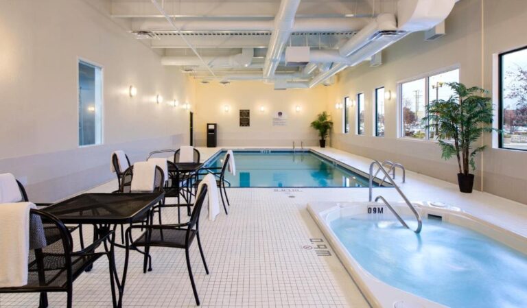 romantic hotels with hot tub Winnipeg 3