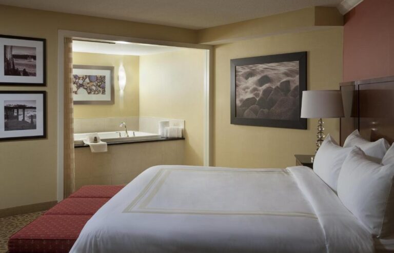 romantic hotels with hot tub in room 3