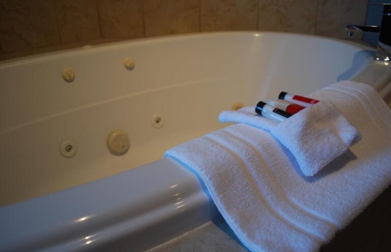 romantic hotels with hot tub suites Edmonton 3