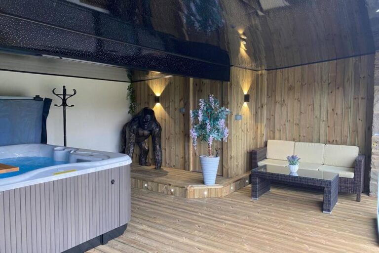 romantic rental in Leeds with hot tub 3