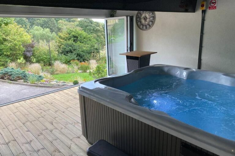 romantic rental in Leeds with hot tub