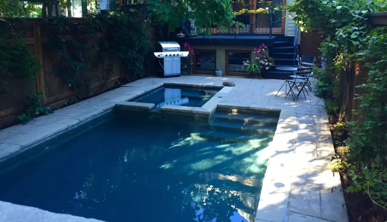 romantic rental with hot tub in Toronto