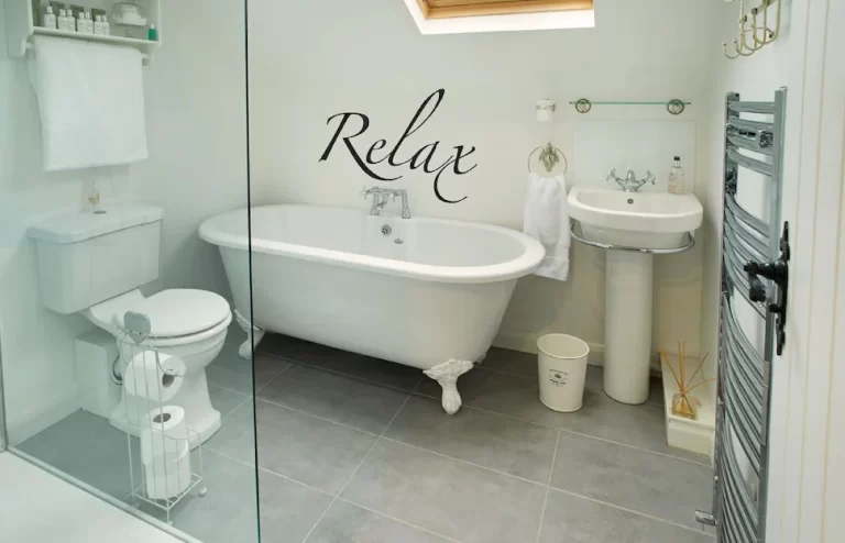 romantic rentals near Manchester with hot tub 3