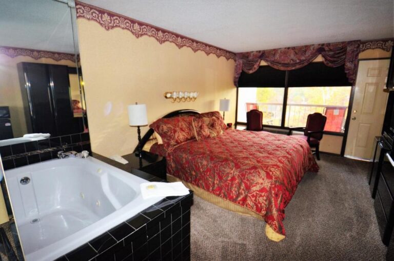 accommodation in Pigeon Forge with hot tub in room 3