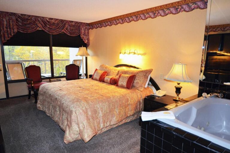 accommodation in Pigeon Forge with hot tub in room 4
