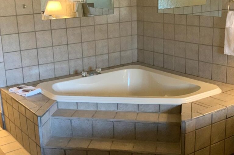 american inn hurricane - hotel with hot tub in room