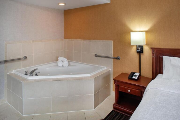 hampton inn & suites toronto hot tub in room