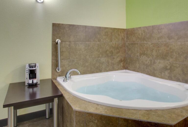 holiday inn near charleston wv - spa bath in room