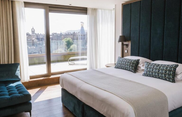 hotel for couple's vacation in Edinburgh with hot tub in room 4