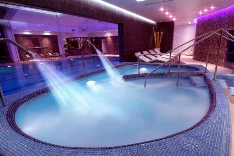 hotel in Glasgow for couples wirth hot tub in room 5