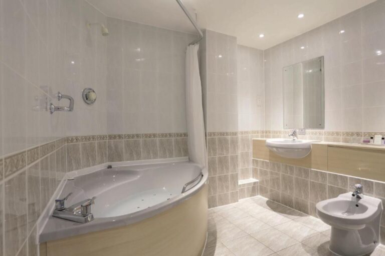 hotels for couples in Manchester with hot tub in room 3