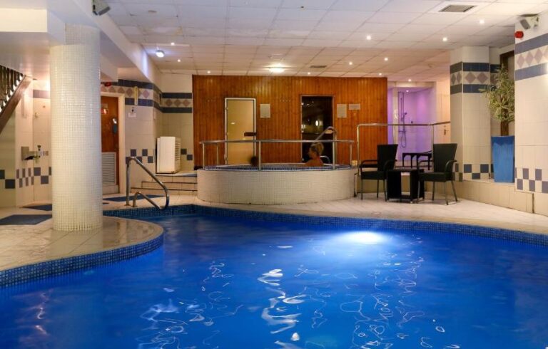 hotels for couples in Manchester with hot tub in room
