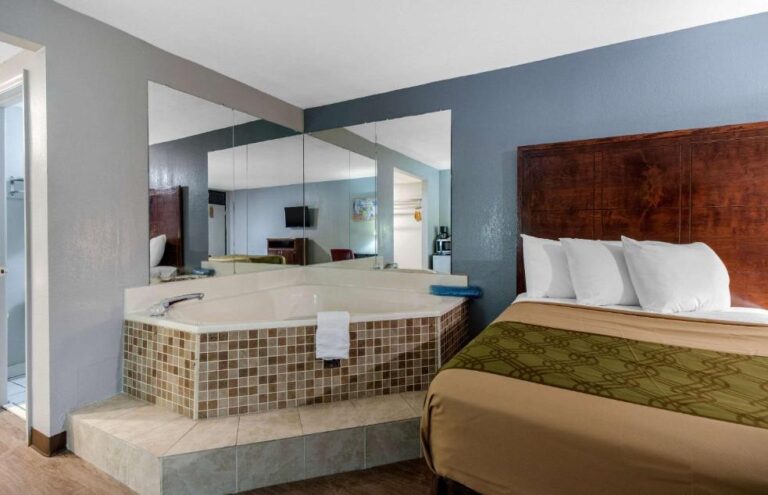 hotels in Columbia SC with hot tub in room 2