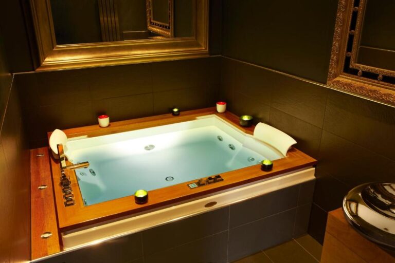 hotels in Edinburgh with hot tub in room 2