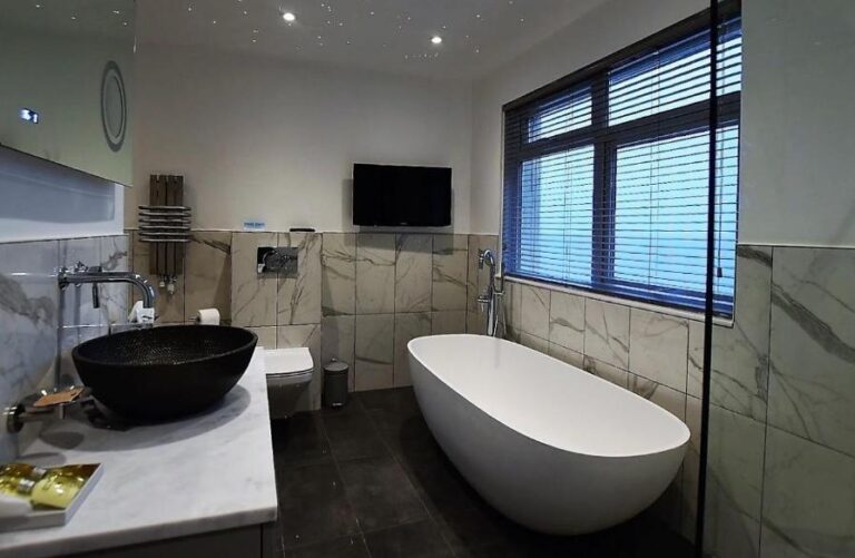 hotels in England with in room hot tub 2