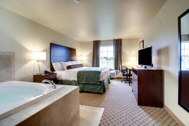 hotels in Lincoln City with hot tub in room 5