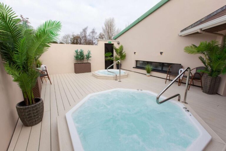 hotels in Northern Ireland with hot tub in room
