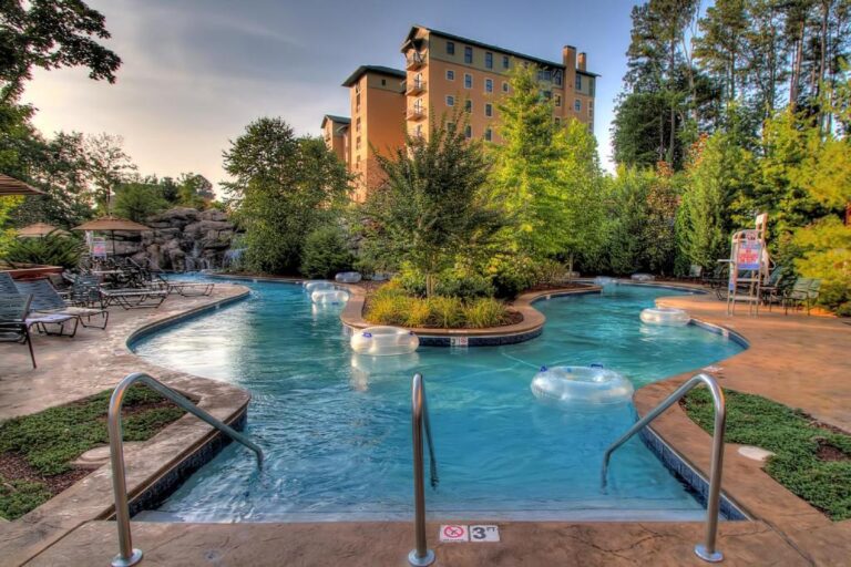 hotels in Pigeon Forge with hot tub in room 3