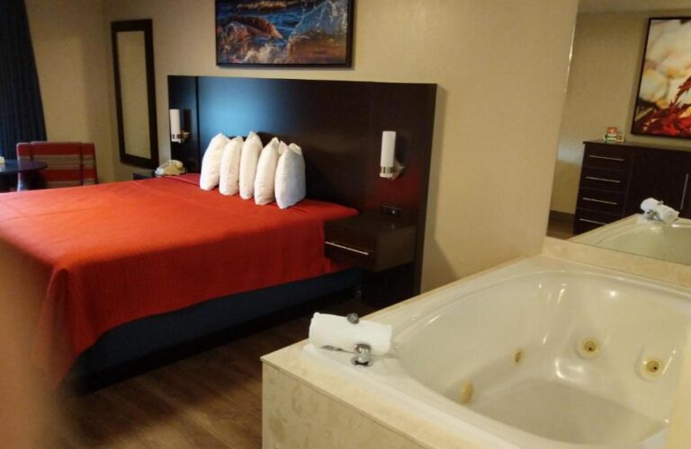 hotels in Pigeon Forge with spa bath in room