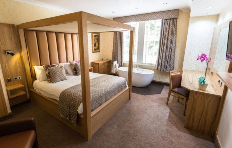 hotels near England with hot tub in room 2