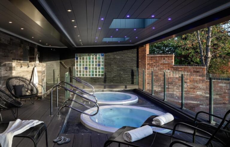hotels near England with hot tub in room 4